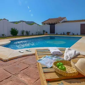 https://spacious-holiday-home-with-gorgeous-garden-near-malaga.hotelsinnerja.org